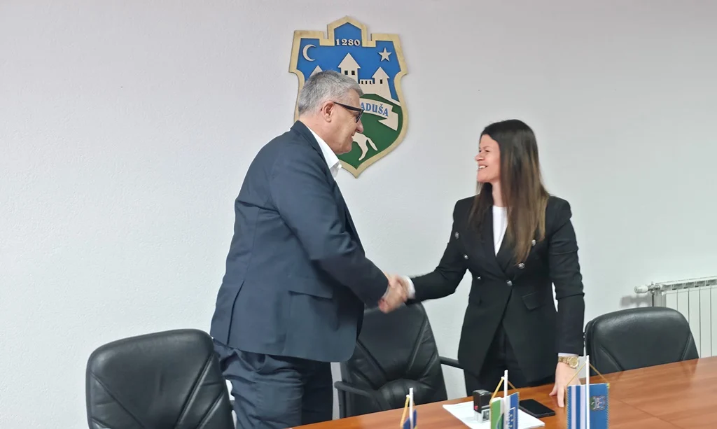 Potpisani ugovori za izgradnju puteva u MZ Podzvizd i MZ Polje