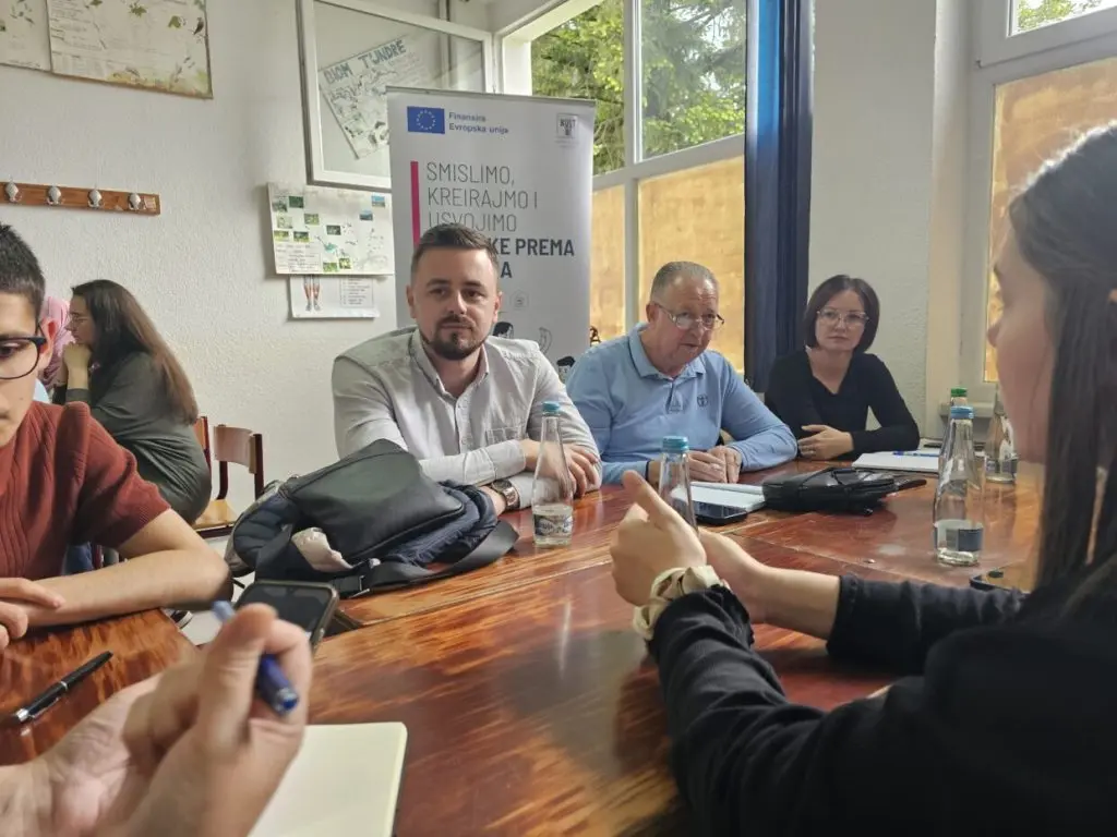 Održan dijalog s mladima u Velikoj Kladuši: Fokus na potrebe, izazove i buduća rješenja