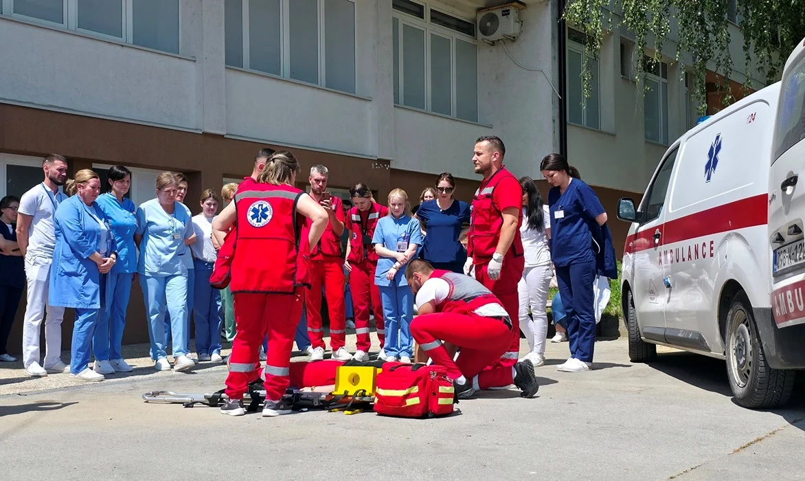 Pokazne vježbe za uposlenike Doma zdravlja Velika Kladuša povodom Dana urgentne medicine