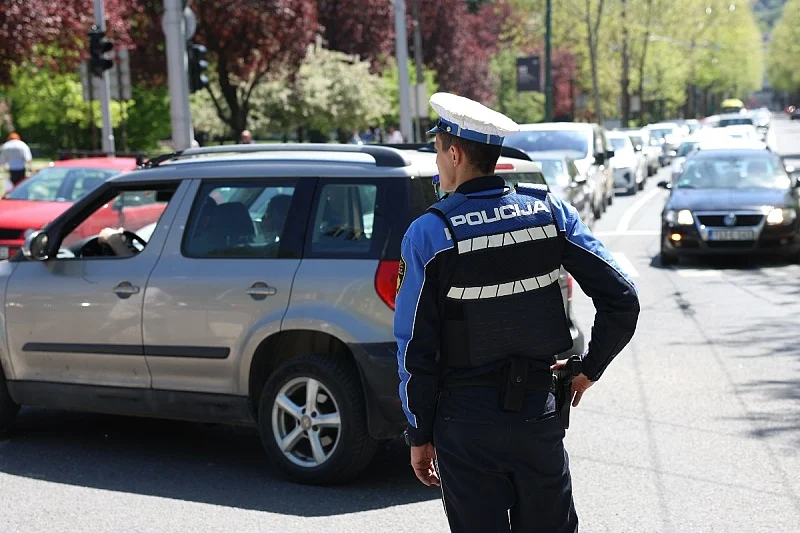 Ljetne kontrole na cestama: Vozače u BiH čekaju visoke kazne za pojas, mobitel i brzinu