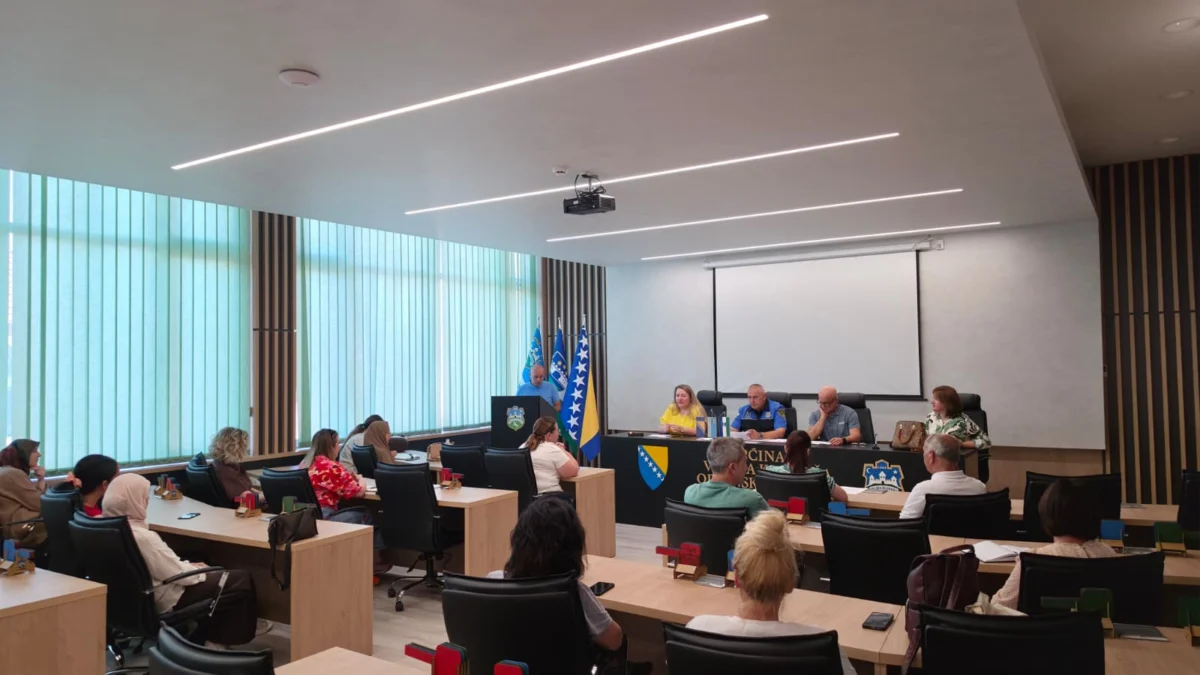 Okrugli sto u Velikoj Kladuši: Prevencija i zaštita mladih u fokusu borbe protiv ovisnosti