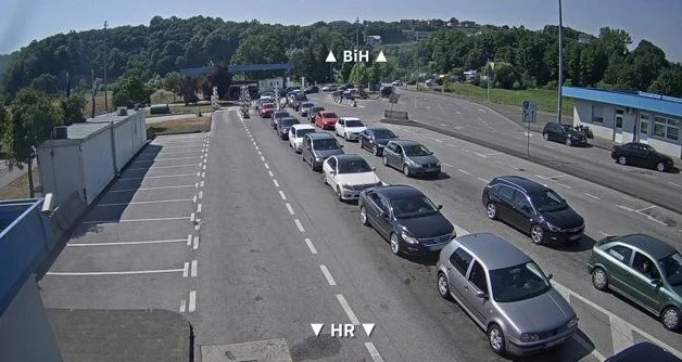 Vozači, oprez: Visoke temperature, zatvorene dionice i duge kolone na granicama