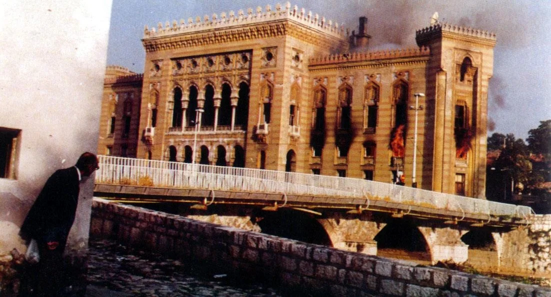 Na današnji dan prije 34 godine zapaljena sarajevska Vijećnica