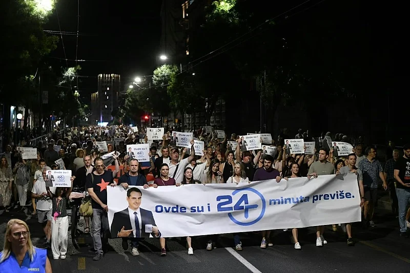 Hiljade ljudi okupilo se u Beogradu na skupu podrške Zoranu Kesiću nakon otkazivanja emisije “24 minuta”