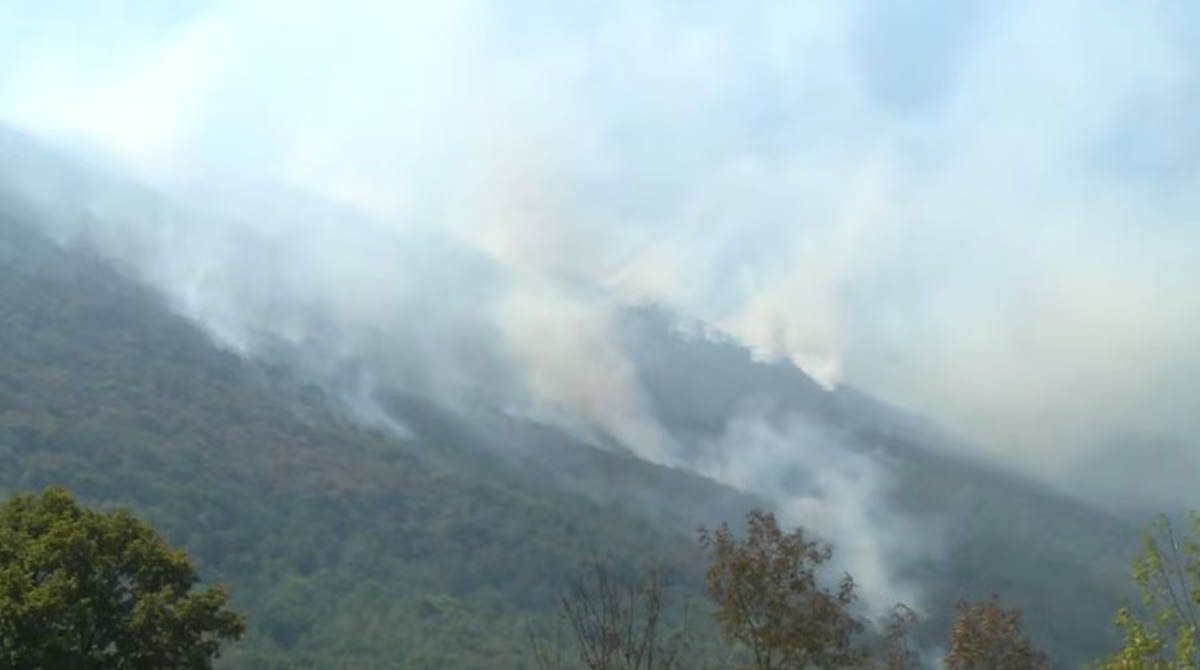 Helikopteri Oružanih snaga BiH gase požare u Bihaću, Kalesiji, Drvaru i Prozor-Rami