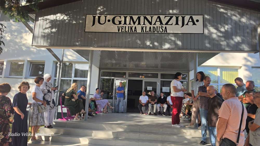 Profesori kladuških i srednjih škola USK-a održali jednosatni štrajk upozorenja